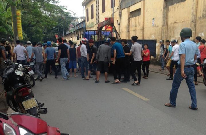 Nhân chứng kể lại giây phút cả gia đình bị cuốn vào gầm xe tải