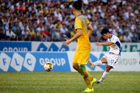 Video: Công Phượng lập siêu phẩm vào lưới Bùi Tiến Dũng, HAGL lọt Top 4 V-League
