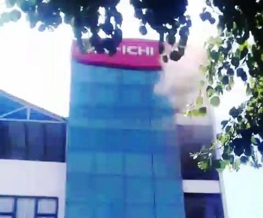 Đà Nẵng: Giữa trưa nắng, hỏa hoạn thiêu rụi tầng 5 công ty bảo hiểm