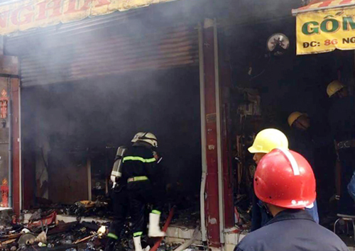 Cảnh sát dùng búa phá cửa, khống chế đám cháy tại cửa hàng gốm sứ ở Sài Gòn