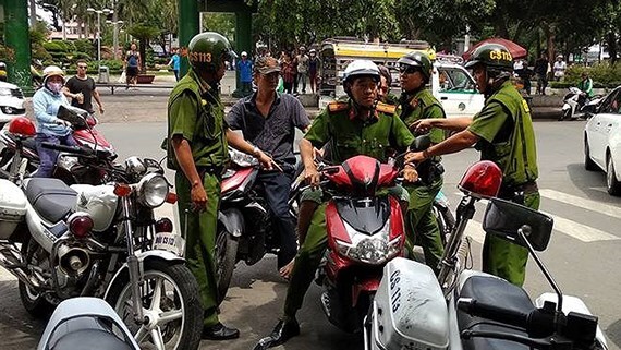 Nữ du khách bị 2 tên cướp giật túi xách giữa trung tâm Sài Gòn