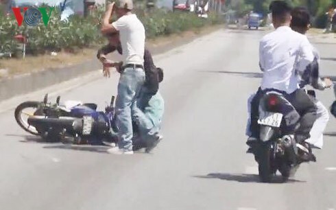 Nhóm thanh niên lạng lách, đánh võng trên QL 1A bị phạt gần 40 triệu đồng