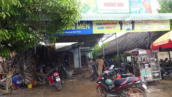 Ôtô mất phanh lao thẳng vào quán cà phê, nhiều người hoảng loạn