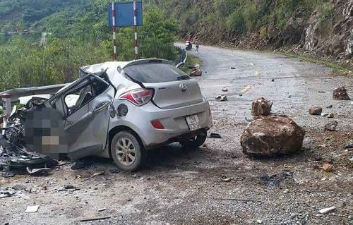 Đá tảng rơi trúng xế hộp đỗ ven đường, tài xế tử vong