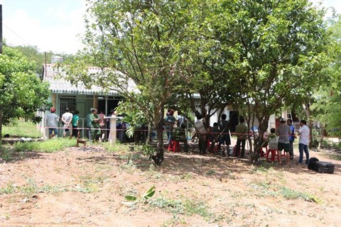 Người đàn ông chích điện, đâm chết vợ cũ và con trai bị khởi tố