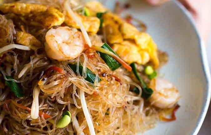 Bữa trưa đơn giản với miến xào tôm thơm ngon lạ miệng 