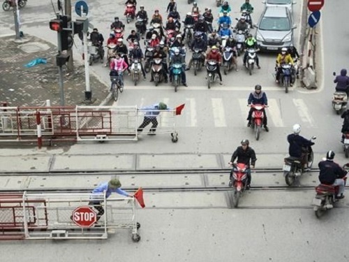 Phát hiện nhân viên đường sắt bỏ vị trí, sử dụng rượu bia, ngủ gật khi làm việc