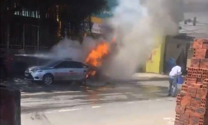 Video: Taxi bất ngờ bốc cháy dữ dội trên đường