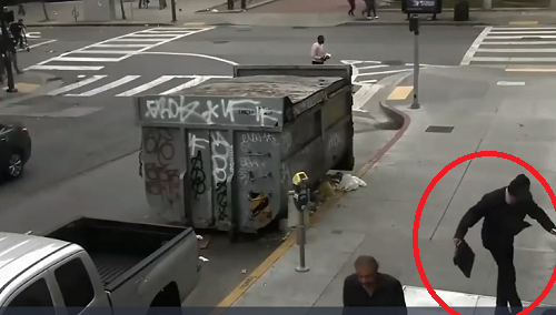 Clip: Người đàn ông vô cớ hành hung người vô gia cư trên vỉa hè gây phẫn nộ
