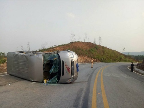 Quảng Ninh: Xe khách va chạm với container, 10 người thương vong