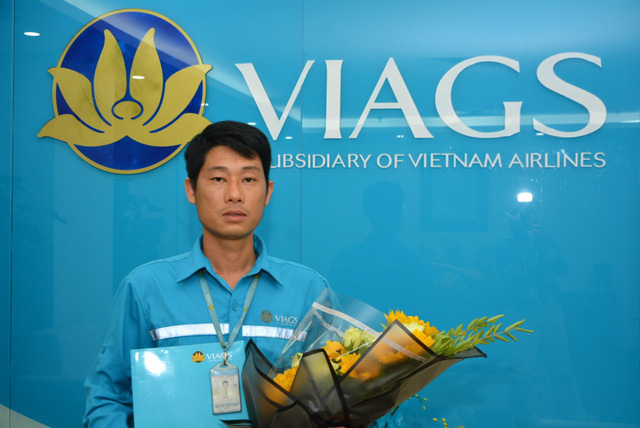Nhặt được túi xách chứa hơn 1 tỷ đồng, nhân viên hàng không trả lại khách
