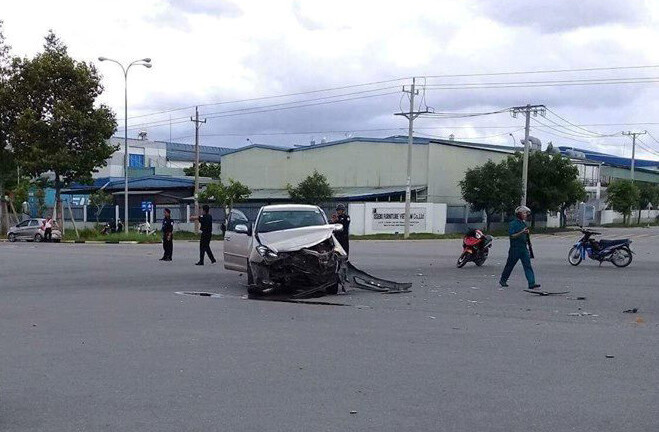 2 ô tô tông nhau, bé trai 10 tuổi văng ra ngoài tử vong