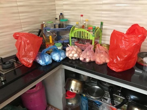 Chồng khoe vợ đẻ 2 ngày được biếu 330 quả trứng gà, dân mạng bày cách ''làm giàu không khó''