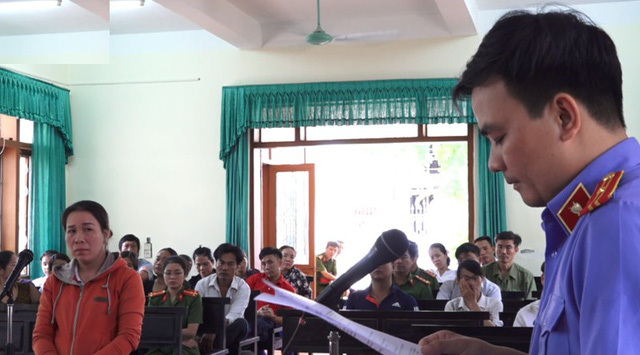 Hắt tiết lợn vào Chủ tịch huyện, nữ tiểu thương lãnh 4 tháng tù