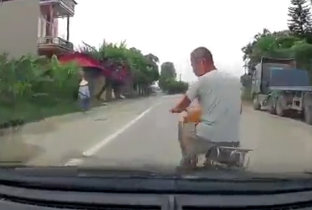 Clip: Tài xế ôtô phanh 