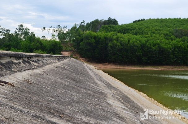 Nữ sinh lớp 7 chết đuối khi chụp ảnh bên bờ đập