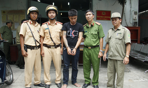 Bị công an vây bắt, tên cướp chống trả quyết liệt hòng thoát thân