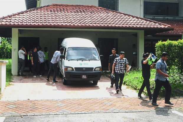 Cựu Thủ tướng Malaysia bị nghi xây dinh thự riêng cất phụ kiện lỗi mốt cho phu nhân