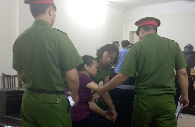 Bị tuyên án tử, người phụ nữ vận chuyển thuê 2 bánh heroin ngã quỵ