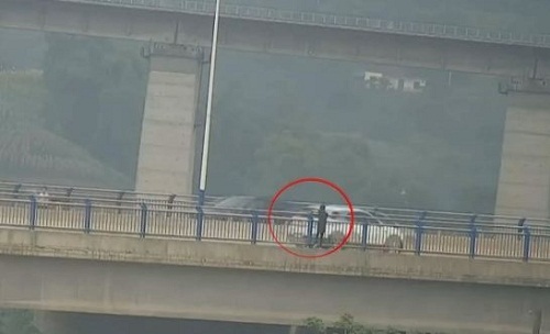 Video: Thót tim xem cảnh sát giải cứu người phụ nữ có ý định tự tử