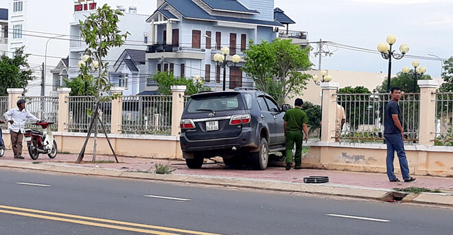 Tài xế bất ngờ tông thẳng ôtô vào người đứng trên vỉa hè rồi bỏ trốn