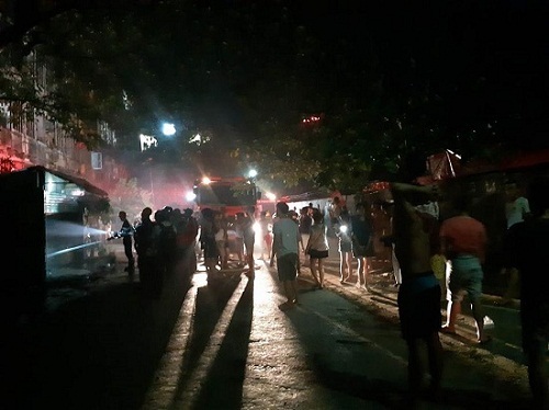 Tiệm cắt tóc của chung cư cũ bốc cháy dữ dội trong đêm