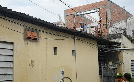 Nam thanh niên nghi ngáo đá cố thủ trên mái nhà