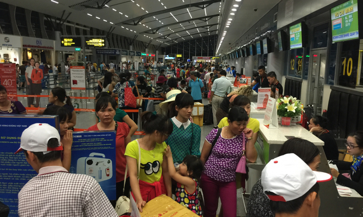 Người ném điện thoại vào mặt nhân viên hàng không bị cấm bay 12 tháng