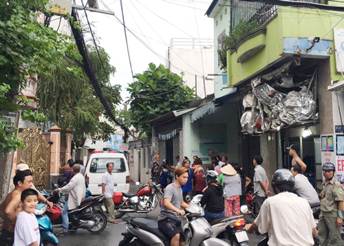 Vụ 2 cha con chết thảm ở TP.HCM: Tìm thấy cuốn sổ dính máu