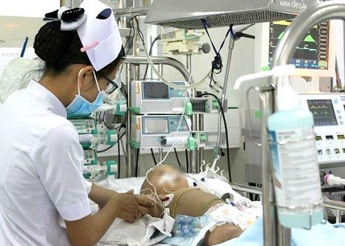 Ngã vào vũng nước bị rò điện bé một tuổi nguy kịch