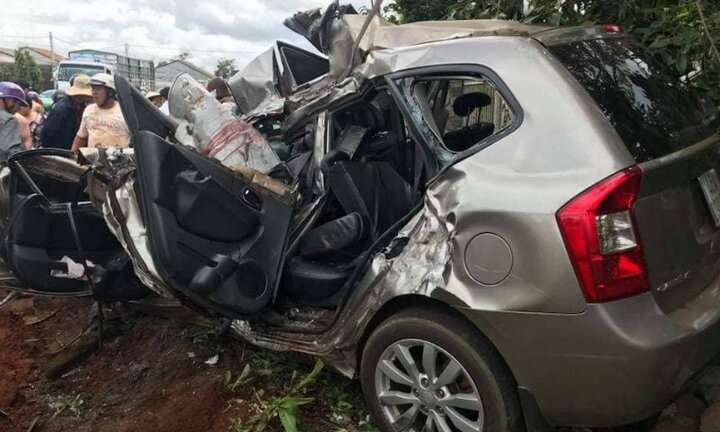 Dân dùng xà beng phá cửa ôtô, đưa thi thể tài xế ra ngoài sau tai nạn kinh hoàng