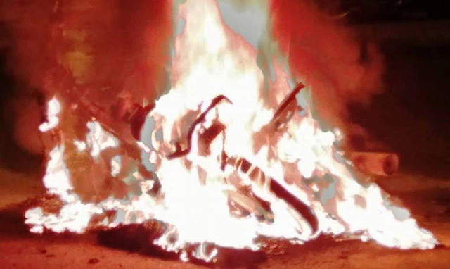 Sau cú hat-trick của C.Ronaldo, nhóm thanh niên đốt 2 xe máy