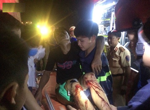 Cảnh sát dùng máy cắt giải cứu tài xế mắc kẹt trong cabin bẹp dúm