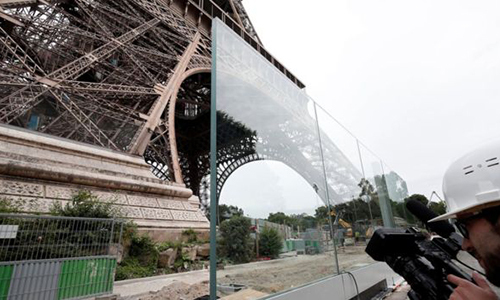 Tháp Eiffel được mặc
