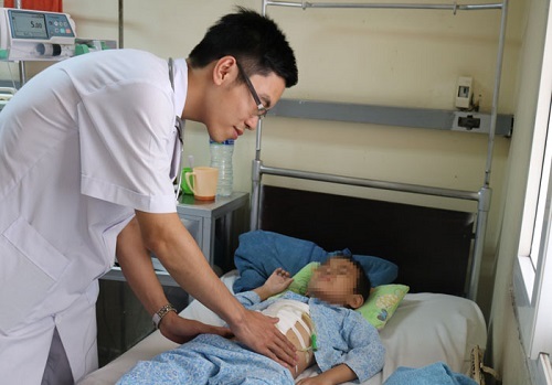 Quảng Ninh: Bé 6 tuổi bị vỡ gan, đứt đôi tuỵ vì chậu cây cảnh đổ vào người