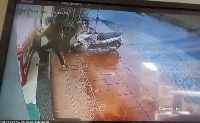 Clip: Táo tợn đập vỡ tủ kính, cướp hàng chục sợi dây vàng trong vài giây