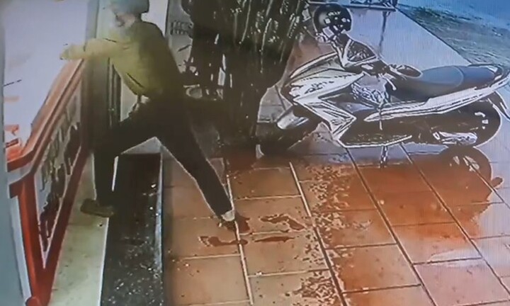 Vụ cướp 20 dây chuyền vàng trong 3 giây: Camera ghi hình nghi phạm
