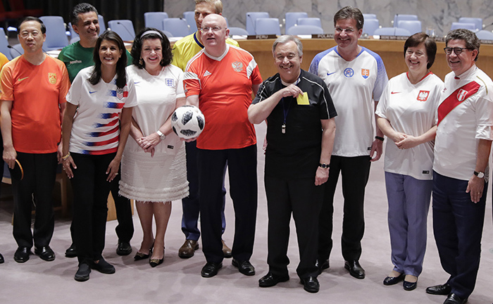 World Cup 2018: Các đại sứ LHQ bất ngờ mặc áo đội tuyển đi họp chương trình nghị sự