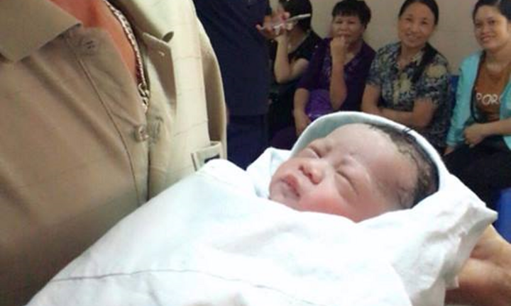 Nước mắt hạnh phúc của người đàn ông hiếm muộn 45 tuổi được làm bố