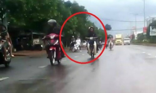 Video: Cô gái ngã trước xe container vì vừa lái xe vừa nghe điện thoại