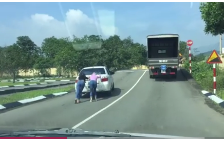 Video: 2 cô gái cong lưng đẩy xe ô tô lên dốc
