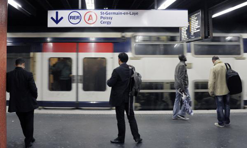 Pháp: Bé trai sinh ra trên tàu điện nhận món quà đặc biệt khó ai ngờ tới