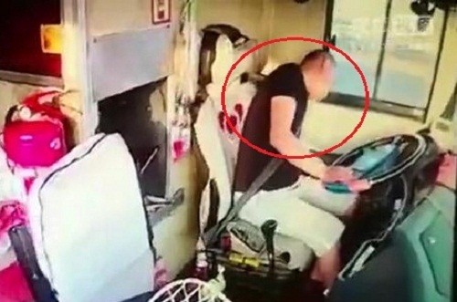 Video: Tài xế đột quỵ khi chạy xe, hành khách ứng cứu gay cấn như phim hành động