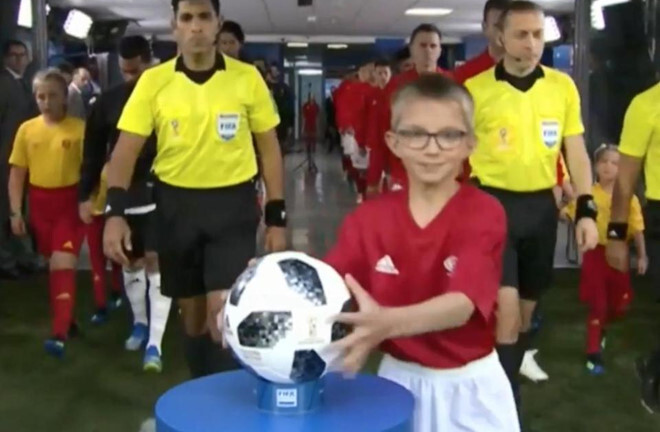 World Cup 2018: Khoảnh khắc hài hước cậu bé cướp bóng của trọng tài