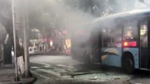 Clip: Xe buýt bất ngờ phát nổ kinh hoàng khiến 15 người bị thương