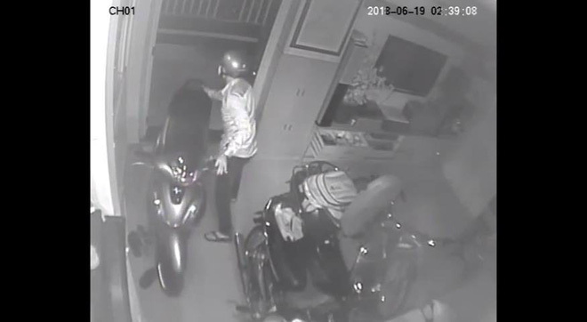 Clip: Trộm đột nhập lấy 3 xe máy, dàn loa 100 triệu đồng mùa World Cup