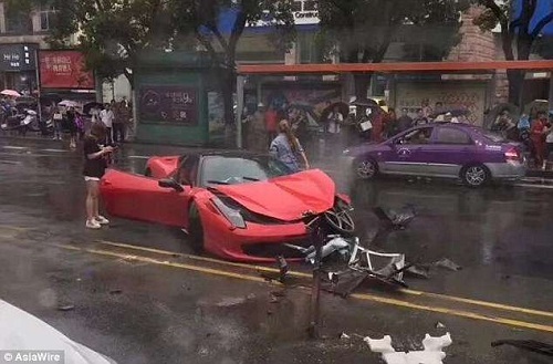 Clip: Cô gái phá tan siêu xe Ferrari 17 tỷ đồng mới mua trong