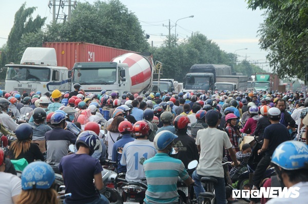 Ảnh: Kẹt xe khủng khiếp ở Bình Dương, người dân ngộp thở, đứng chôn chân giữa đường