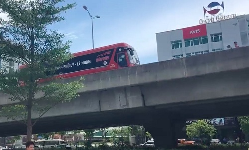 Video: Xe khách bất ngờ bị xe máy