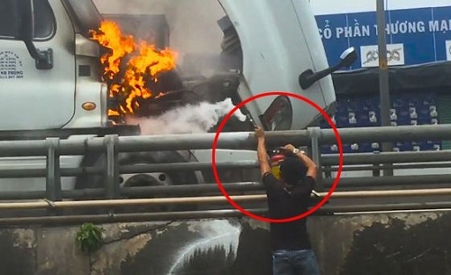 Clip: Nam tài xế loay hoay tìm cách dập lửa đầu xe container